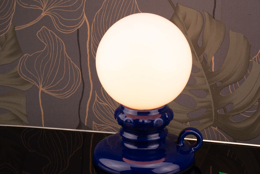 Luminaire bleu vintage en faïence avec globe blanc