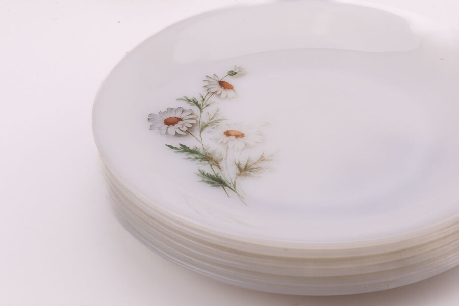 grandes assiettes plates Arcopal Marguerite en verre opaline