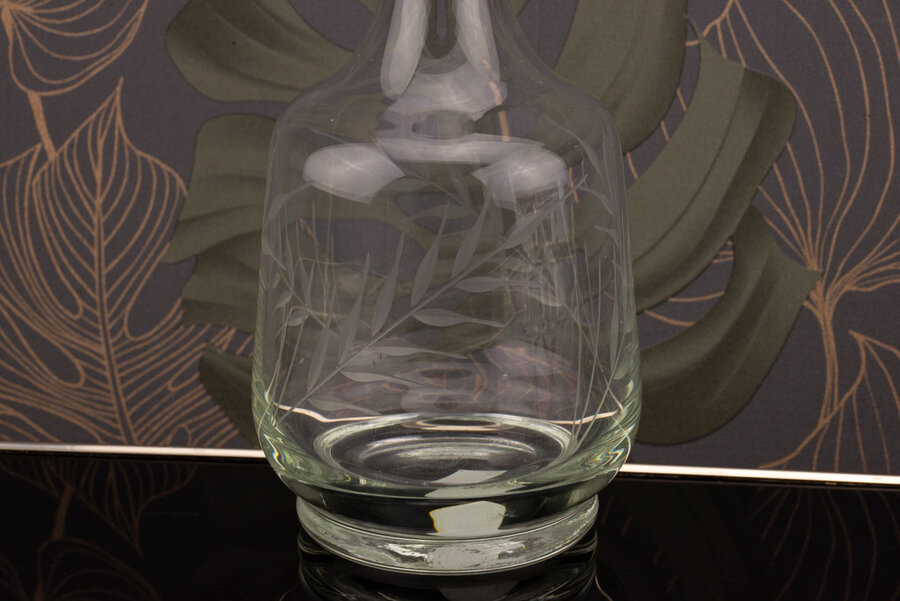 Carafe en verre transparent gravée