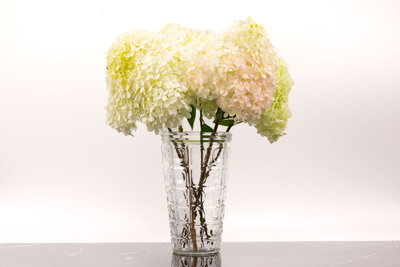 Vase vintage en verre moulé transparent Vase vintage en verre moulé transparent avec un bouquet de fleurs