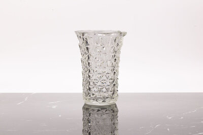 Vase vintage hexagonal en verre moulé Vase vintage hexagonal en verre moulé