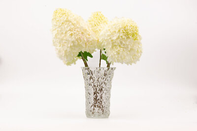 Vase vintage hexagonal en verre moulé Vase vintage hexagonal en verre moulé avec un bouquet de fleurs