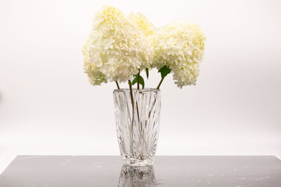 Vase vintage en cristal Art déco Vase vintage en cristal ciselé et transparent en style Art déco avec un bouquet de fleurs