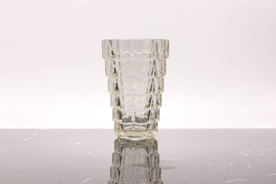 Vase vintage en verre moulé à facettes  Vase vintage en verre moulé à facettes transparent