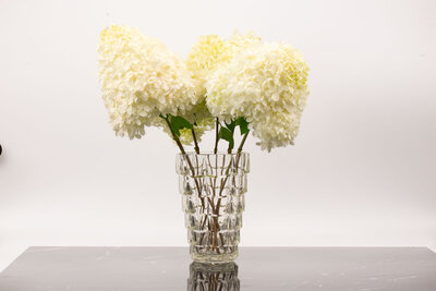 Vase vintage en verre moulé à facettes  Vase vintage en verre moulé à facettes transparent