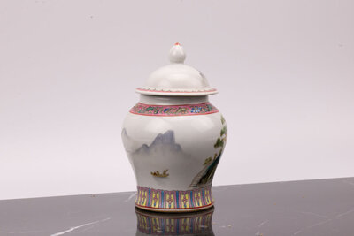 Pot à thé, à gingembre ou décoratif en porcelaine années 50 Pot à thé, à gingembre ou décoratif en porcelaine années 50