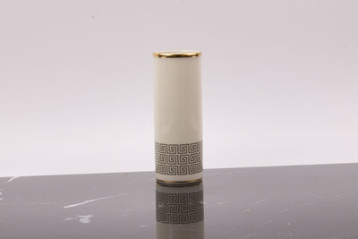 Petit vase en porcelaine Royal KM  Petit vase en porcelaine Royal KM