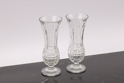 2 vases soliflores en verre pressé 2 vases soliflores en verre pressé