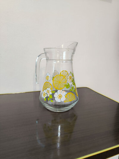 Carafe en verre citrons et fleurs blanches Carafe en verre citrons et fleurs blanches