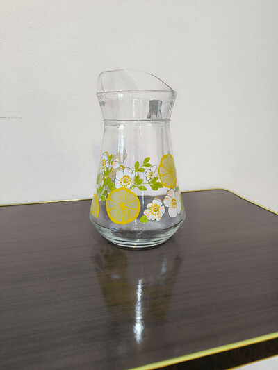 Carafe en verre citrons et fleurs blanches Carafe en verre citrons et fleurs blanches
