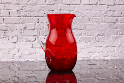 Carafe vintage en verre rouge Carafe vintage en verre rouge