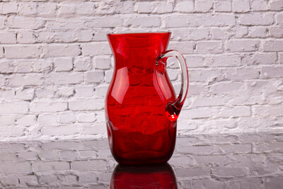 Carafe vintage en verre rouge Carafe vintage en verre rouge