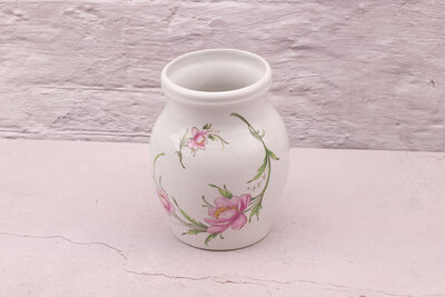 Vase en porcelaine Revol à fleurs roses  Vase en porcelaine Revol à fleurs roses