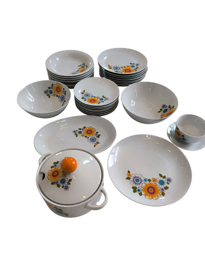 Service complet vintage en porcelaine 8 personnes assiettes plats soupière saucière Mitterteich Service complet vintage en porcelaine 8 personnes assiettes plats soupière saucière Mitterteich
