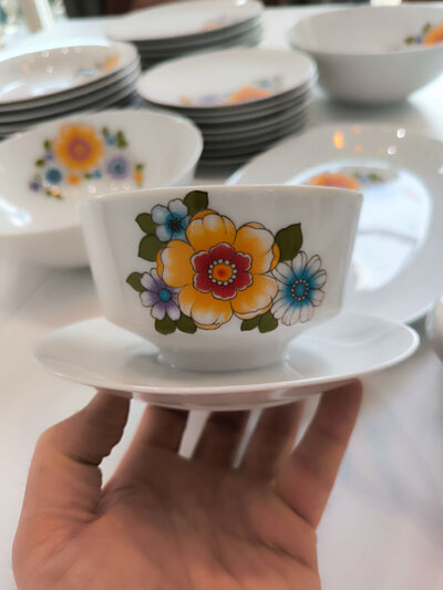 Service complet vintage en porcelaine 8 personnes assiettes plats soupière saucière Mitterteich Service complet vintage en porcelaine 8 personnes assiettes plats soupière saucière Mitterteich