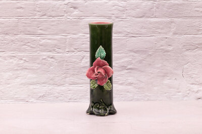 Elégant vase porcelaine verte à rose Elégant vase porcelaine verte à rose