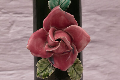 Elégant vase porcelaine verte à rose Elégant vase porcelaine verte à rose