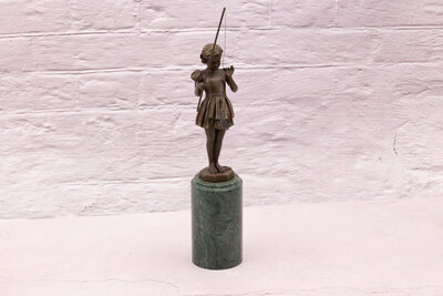 Sculpture en bronze Jeune Pêcheuse Sculpture en bronze Jeune Pêcheuse