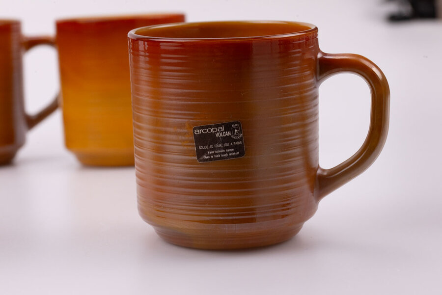 Mugs vintage en verre trempé avec une étiquette Arcopal Volcan