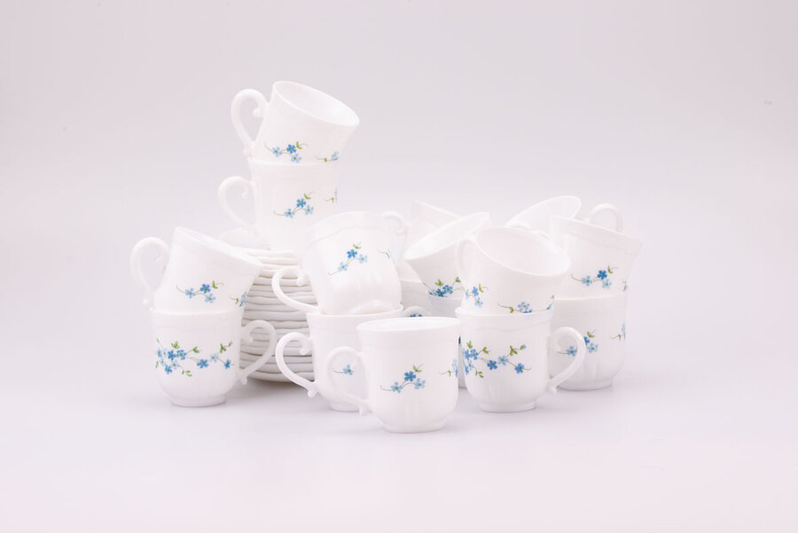 Set complet de tasses à café et sous-tasses vintages en verre blanc d'Arcopal dans la collection "Myosotis"