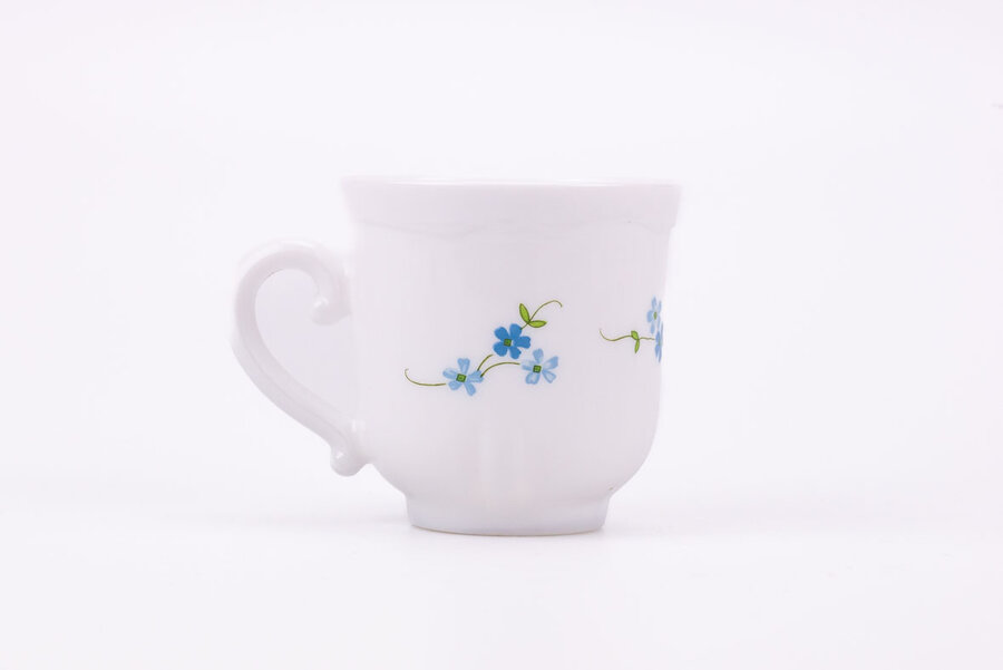 Tasse à café vintages en verre blanc d'Arcopal dans la collection "Myosotis"