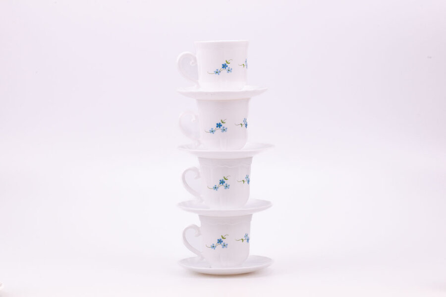 4 Tasses à café et sous-tasses vintages en verre blanc d'Arcopal dans la collection "Myosotis"