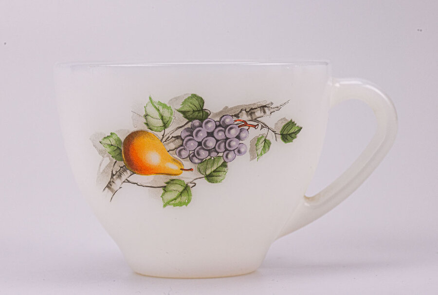 Tasse en verre blanc Arcopal modèle "Fleurs de France", style vintage et rétro